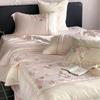 Lujo Ligero Corazón de Niña 60s Tencel Lanjing Verano Colcha Juego de Cuatro Piezas Bordado de Flores Frescas Fresca para Dormir Desnudo Funda de Colcha de Verano