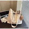 Bolso Cubo Transfronterizo para Mujer 2025 Nueva Moda Bolso Cruzado Simple y Elegante Cierre de Cordón Para Viajes Diarios Gran Capacidad Bolso Cubo