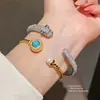 Pulsera Abierta de Zirconia y Perla Chapada en Oro Real de 18K, Pulsera Versátil de Nicho de Lujo Ligero, Joyería Exquisita de Alta Gama para Mujeres