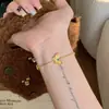 "Bailando" Pulsera Medieval Italiana Cepillada con Calados de Mariposa y Diamantes Verdes, Diseño de Nicho y Sensación de Alta Gama