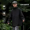 Chaqueta softshell estilo coreano, adecuada para hombres y mujeres, diseñada para actividades al aire libre, que ofrece resistencia al agua, al viento y a las manchas, una prenda de abrigo moderna y versátil para senderismo y uso diario