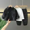 Conjunto de Três Peças para Meninos Primavera e Outono: Jaqueta de Couro com Lapela, Roupa Cool e Moderna Estilo Coreano para Crianças, Roupas de Bebê Estilosas, Comércio Exterior