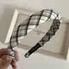 ¡Alto sentido del tejido! Diadema de seda plateada japonesa y coreana con esponja de celosía fina, estilo universitario, a cuadros, de lado ancho, con parte superior alta y craneal.