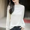 Suéter de tricô feminino com gola alta discreta, apresentando padrão jacquard nos punhos, mangas longas de pelúcia e design de corte justo, perfeito como camada base ou peça principal.