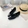Sapatos de vovó quadrados com aumento de 5 cm de altura, de tira única, sola macia para mulheres, novo estilo retrô outono 2026, sapatilhas quentes com forro de fleece