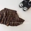 Com ShortsRoupa de Bebê Menina Estilo Coreano Outono 2026 Estampa de Leopardo Curto Temperamento de Menina Quente Saia Curta de Chiffon com Babado