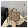 Bolsa Satchel Elegante com Relevos Pequena Quadrada para Mulheres 2025 Novo Estilo Início de Outono Moda Retrô Simples Bolsa de Ombro Cruzada