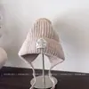 Chapéu de Lã Estilo Coreano com Etiqueta em Inglês Abertura Traseira para Mulheres Inverno Casual Versátil Chapéu Pulôver para Proteger do Frio e Manter Aquecido Chapéu com Proteção para Orelhas Moderno