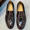 Sapatos Masculinos de Couro de Alta Qualidade Couro Bovino de Camada Superior Grão Aberto Loafers com Franjas Sapatos Sociais de Couro Envernizado Casual de Negócios Estação Europeia