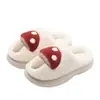 Novas pantufas de algodão pelúcia para outono e inverno 2026 para mulheres, com um design fofo de cogumelo, solas macias, propriedades antiderrapantes, aquecimento e forro de fleece adicional.