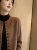 Cardigan de Tricô Estilo Old Money para Mulheres, Nova Coleção Outono 2026, Tamanho Plus Size, para Mulheres Curvilíneas, Suéter Casaco de Gola Redonda Relaxado e Elegante