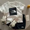 Conjunto de Camisetas de Manga Curta para Meninos, Estilo Verão, Shorts com Letras para Crianças Pequenas, Conjunto de Duas Peças Top para Bebê Estilo Coreano, Estilo Fino para Meninas