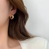 Pendientes pequeños con textura de metal y diseño de nicho europeo y americano, sencillos, modernos, combinables con todo, de alta gama y con un toque frío.