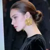 Pendientes Redondos Huecos de Flor Estilo Europeo y Americano de Gama Alta para Mujer, Nuevos Pendientes Personalizados de Nicho de Gama Alta