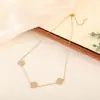 Collar de Acero de Titanio Chapado en Oro Real para Mujer, Lujo Ligero, Versátil, Diseño de Nicho, Colgante Exquisito de Cadena para Clavícula