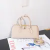 2026 Nova Bolsa Estilo Coreano Bolsa Transversal Feminina Versátil Bolsa Baguete Bolsa Salsicha de Nicho Bolsa de Ombro Único Bolsa Feminina de Couro Genuíno