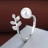 Anillo de Luz de Concha y Perla de Gama Alta Más Vendido Anillo de Perla Estilo Hoja de Lujo Anillo Abierto Ajustable Accesorios Venta al Por Mayor