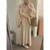 A saia midi de veludo de alta qualidade estilo coreano cor Limão para mulheres, apresentando um design retrô, um efeito emagrecedor e uma silhueta ajustada em cauda de peixe, perfeita para o outono.