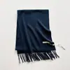 Bufanda de lana de color liso nueva para mujer, perfecta para otoño e invierno, con un diseño retro estilo coreano, chal versátil con flecos, disponible en varios colores y en stock