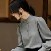 Camisa gris de cuello medio estilo francés para mujer, nueva moda primavera y otoño 2026, top holgado y favorecedor