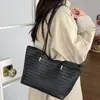 Bolsa de mano tipo tote popular de estilo coreano para mujer de este año, nueva llegada Otoño 2026, bolso tejido de color liso de un solo hombro, para ir al trabajo, bolso de axila