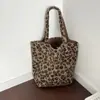 Bolsa Tote de Ombro Único Grande Capacidade Estilo Coreano Ins Retrô Outono/Inverno 2025 Nova Estampa de Leopardo Casual Peluda