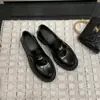 Encontre Estoque de Fábrica Online! Mocassins de Camurça com Salto Bloco e Moedas Douradas Pequenas, Estilo Igual ao da Mãe Uva, Sapatos de Couro Elegantes e Sofisticados