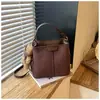 Bolso Pequeño de Textura Mate Retro para Mujer 2026 Nueva Moda Bolso Cruzado Versátil Bolso Cubo de Mano Súper Popular en Instagram