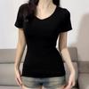 Camiseta de Manga Corta con Cuello en V y Hombro Derecho Descubierto para Mujer Color Puro Verano 2025 Look Adelgazante Americana Ajustada Sexy Top de Deseo Puro