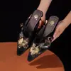 Sapatos de veludo de salto alto retrô estilo coreano para mulheres, novo modelo de outono 2026, novos tamancos chineses com lantejoulas para combinar com saias