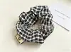 Scrunchies de Tela Estilo Vintage al por Mayor, Cintas para el Cabello Coreanas con Bordado Floral a Cuadros, Suministro para Tiendas de Accesorios, Directo de Fábrica