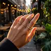 Anillo Delgado Minimalista Apilable con Incrustaciones de Diamantes, Acero de Titanio, No se Desvanece, Color Oro 18K, Lujo Ligero