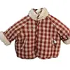 [Casa Rosa] Abrigo de Algodón Reversible para Niñas con Bolsa, Engrosado y Cálido, Nueva Chaqueta de Invierno a Cuadros con Cuello Alto