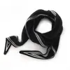 Suéter de Cashmere 2025 Outono e Inverno Nova Moda Feminina Lenço Triangular Versátil Tricotado Pequeno Lenço Quente para Pescoço Preto