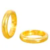 Anillo de diseño sencillo y banda ancha con círculo interior grabado, fabricado en oro arena chapado con una fuerte retención del color, adecuado para el dedo índice.