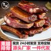 Corte e pique as costelas de porco em conserva caseiras da fazenda, costelas defumadas na lenha, especialidade de Hunan, carne de porco em conserva característica de Guizhou