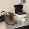 Botas apiladas de punta fina con tachuelas estilo retro para mujer, botas de montar de media pantorrilla con hebilla de cinturón de invierno, botas vaqueras, botas estilo cowboy