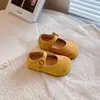 Sapatos Mary Jane de Camurça para Bebê 2026 Novo Estilo Primavera e Outono Sapatilhas de Rebite da Moda para Meninas Sola Macia Bico Raso Sapatos de Couro