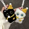 Brinquedo de Pelúcia de Gato Preto Fofo e Adorável com Olhos Grandes Segurando um Peixe Pequeno, Pingente de Bolsa para Casal, Chaveiro Criativo de Gato Preto Pequeno com Maçã