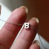 Verão Novo Colar Simples Colar de Letra de Metal Elegante e Versátil Corrente Clavicular de 26 Letras para Mulheres