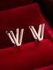 Pendientes de botón casuales de moda populares, creativos, con diseño de letra, simples, versátiles para el día a día, de alta calidad, lujo ligero