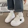 Zapatos blancos de diseño de nicho de alta gama para aumentar la altura para mujer, nuevos de Otoño 2026, zapatillas deportivas versátiles de suela gruesa, zapatos casuales de tabla