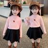 Camiseta básica infantil de algodón abrigado para niños y niñas en otoño e invierno.