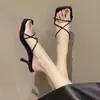 Sandalias de Punta Abierta de Moda Versátiles Populares de Nicho Tacones de Aguja Plateados de Verano 2025 Nuevos para Mujer