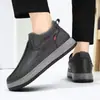 Sapatos de Algodão de Inverno Masculino com Superfície de Couro, Estilo Antigo de Pequim, Forrados com Lã, Espessados, Quentes, Adequados para Meia-Idade e Idosos, Sapatos de Algodão para Pai, Botas de Neve Antiderrapantes