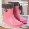 Botas de lluvia, zapatos de agua impermeables y antideslizantes de moda, botas de lluvia para adultos, zapatos de goma forrados de vellón, altura hasta la pantorrilla, adecuados para uso en exteriores, uso en la cocina y trabajo de mujer