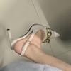 Sandalias de verano elegantes blancas francesas con tacón alto y puntiagudo para hombre, diseño de nicho, con cadena y cinturón.