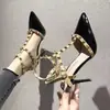Sandalias de tacón alto con punta fina, tacón de aguja, remaches para mujer, nuevo estilo de verano, punta cerrada, tira en T, zapatos de charol de moda y versátiles para mujer