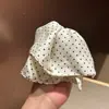 Saia Exquisita Ponto Preto e Branco Grampo de Cabelo Rabo de Cavalo Francês Aparência de Luxo Etiqueta Dourada Prendedor de Cetim Clipe de Tubarão na Parte de Trás da Cabeça