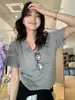 Camiseta de punto de manga corta con cuello polo hueco color avena para mujer, estilo verano old money, tacto de alta gama, hombro normal
